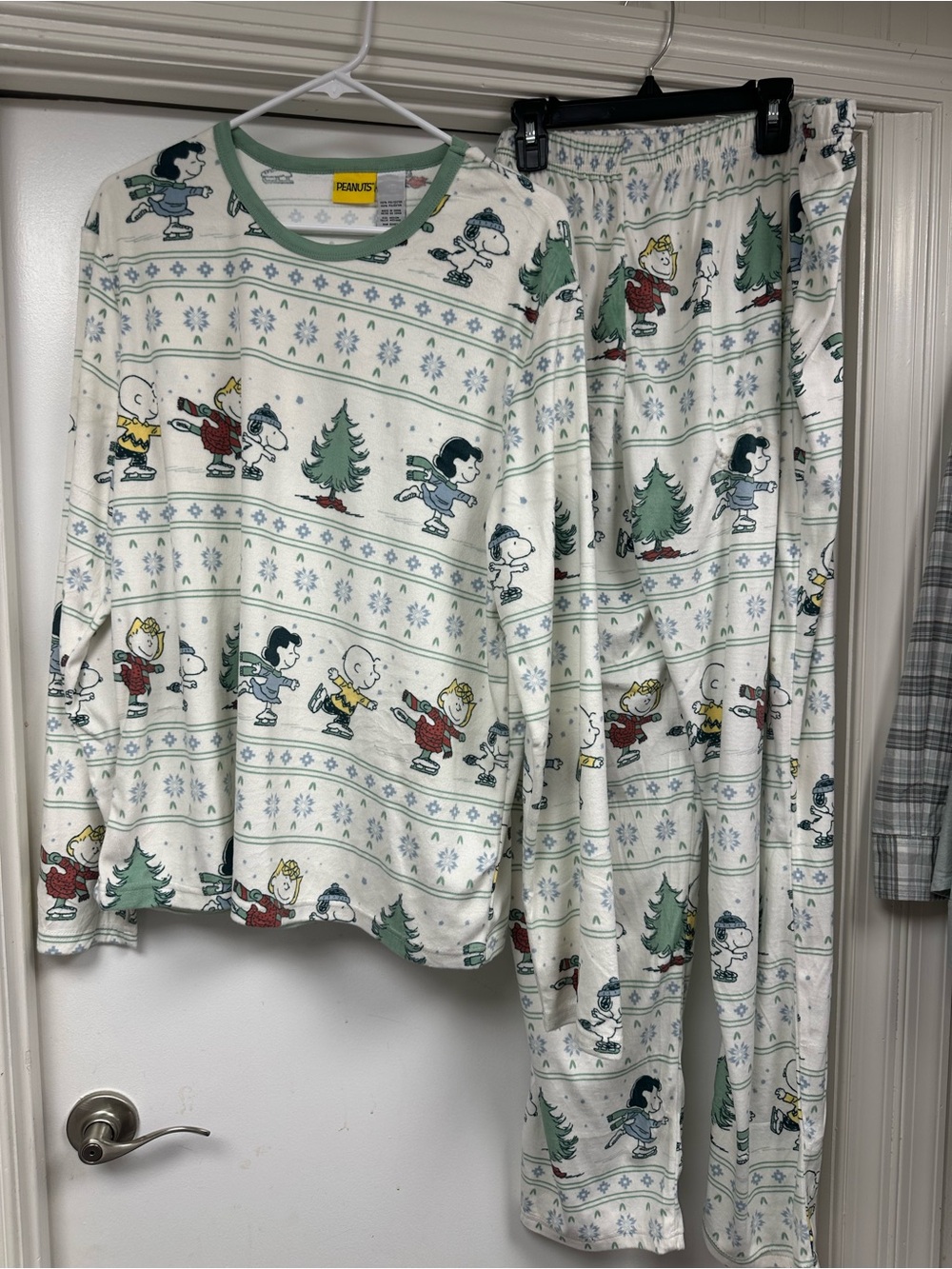 Peanuts women’s  Pajama Set in White, Green & Red Size Medium  NWT